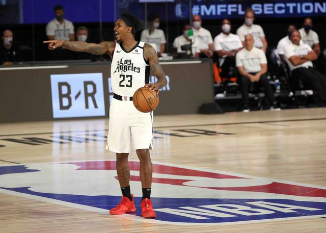 边展示木雕 边展示木雕